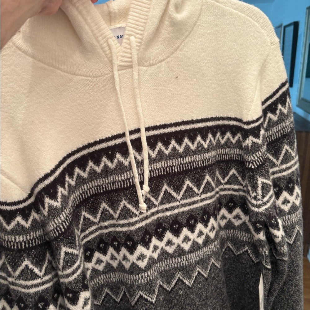 Old Navy Men's Cream and Black Crewneck Sweater